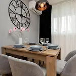 City View With 2 Bedrooms & Ac By Renters وارسو