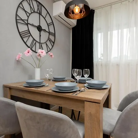 City View With 2 Bedrooms & Ac By Renters 바르샤바